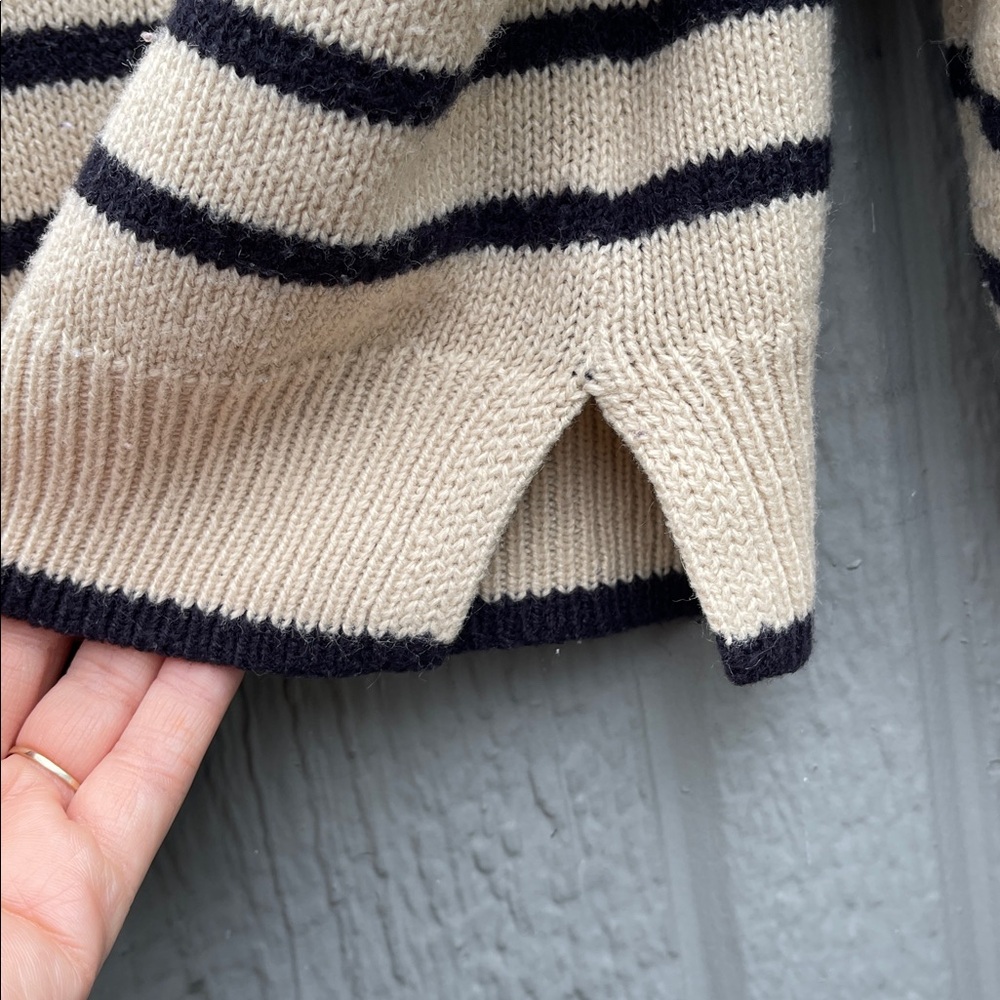 H&M Cream and Black Striped V-Neck Sweater Size: S - Picture 4 of 8
